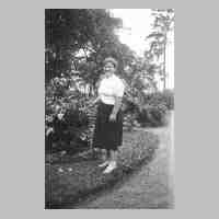 051-0047 Herta Nuckel im Garten ihres Elternhauses..jpg